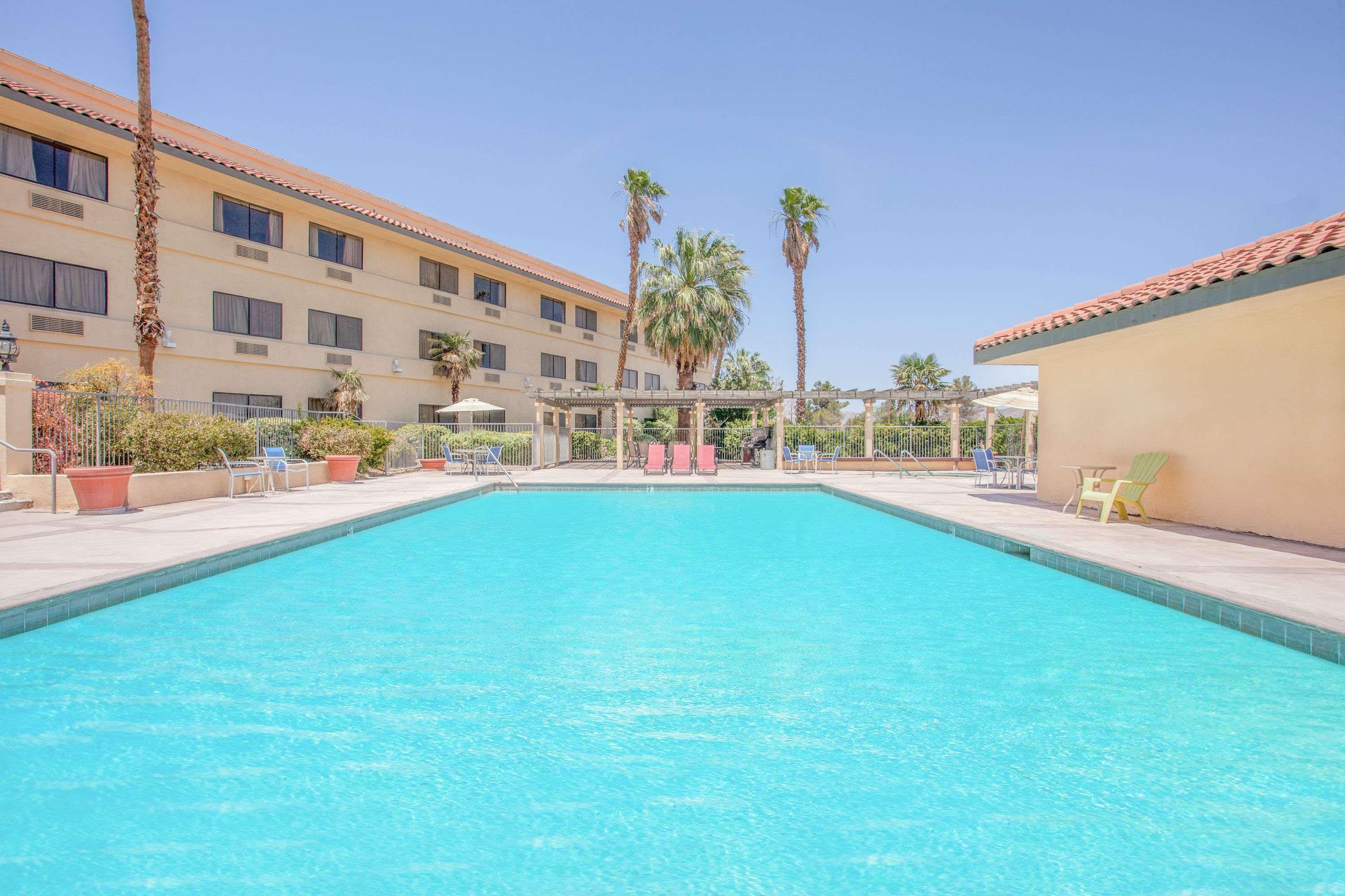Ramada By Wyndham Barstow Hotel Buitenkant foto