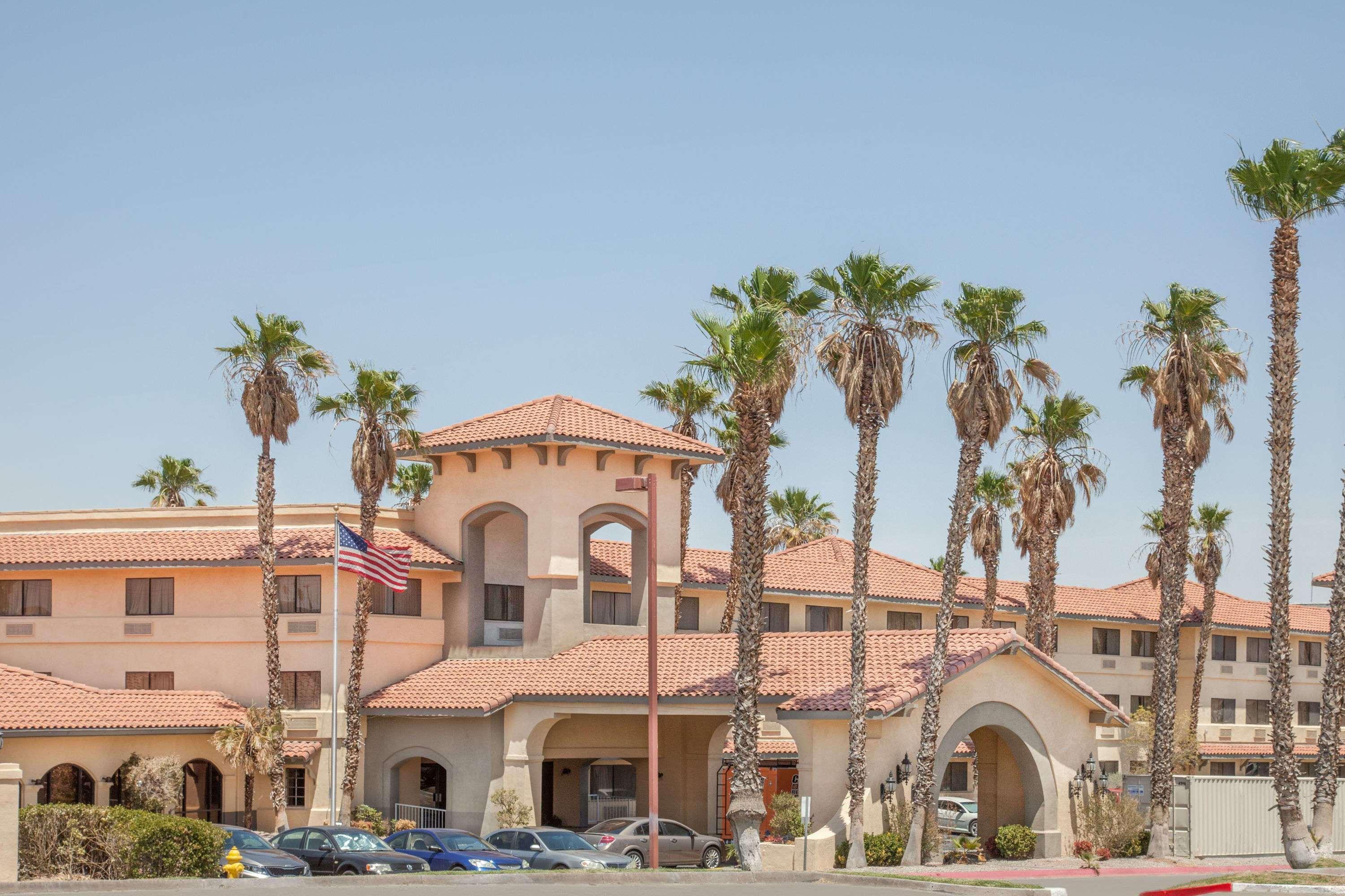 Ramada By Wyndham Barstow Hotel Buitenkant foto
