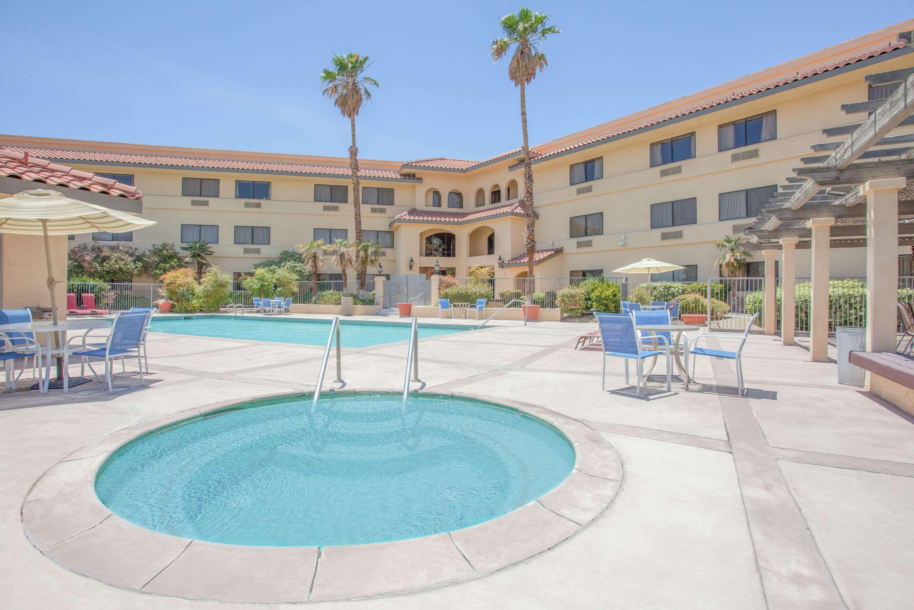 Ramada By Wyndham Barstow Hotel Buitenkant foto