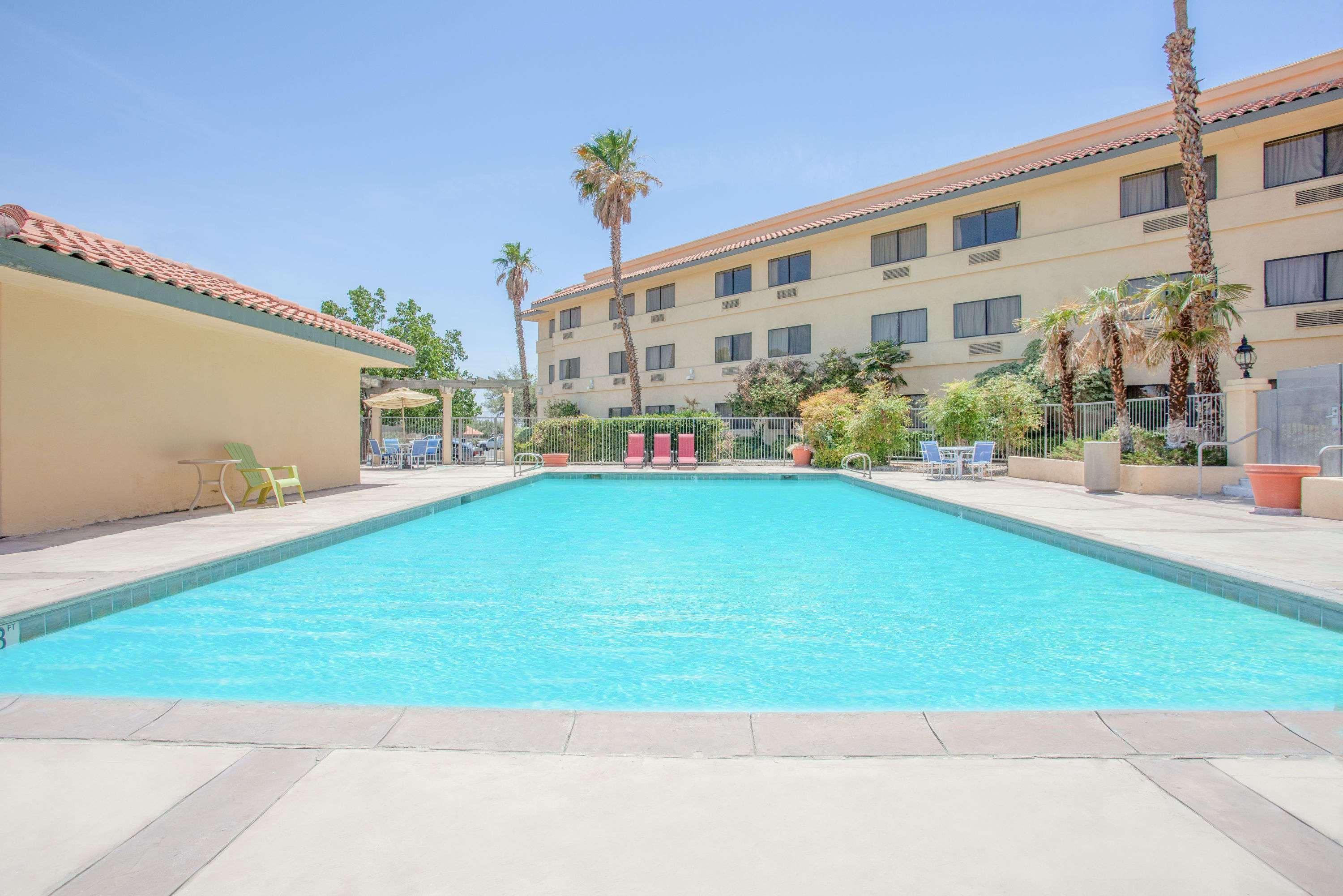 Ramada By Wyndham Barstow Hotel Buitenkant foto